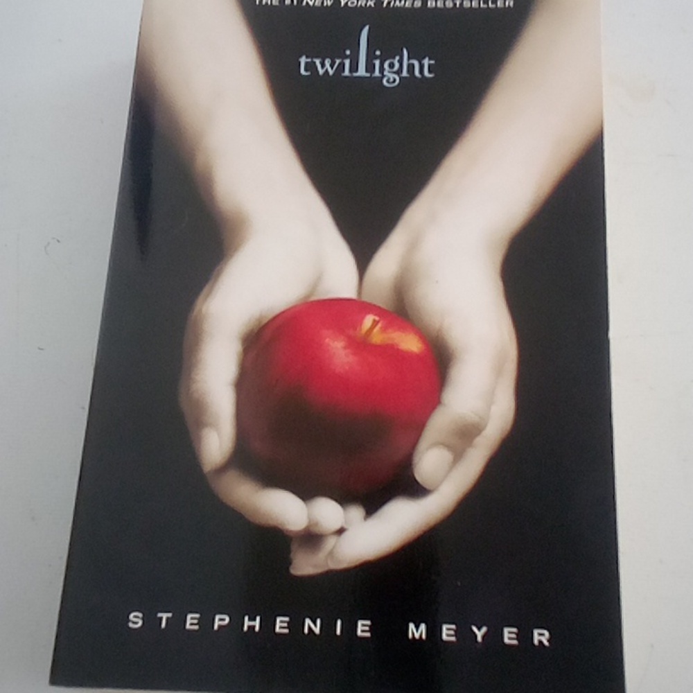 TWILIGHT SOFTCOVER BOOK